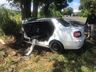 Rapaz fica gravemente ferido após colidir com o carro em árvore na BR 282