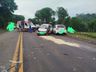 Acidente entre moto, caminhão e três carros deixa um morto na BR 282