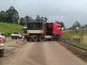 Caminhão fica atravessado e provoca lentidão no trânsito na BR-163, em São José do Cedro