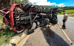 Tombamento de carreta deixa dois feridos na BR-282; vídeo