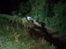 Saída de pista seguida de queda em ribanceira deixa pai e filho feridos no interior