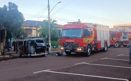 Incêndio em veículo dentro de garagem mobiliza bombeiros em Guarujá do Sul