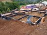Família inicia construção após fogo queimar a residência