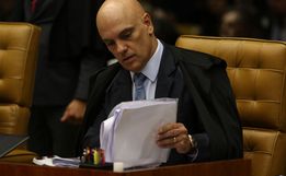 Alexandre de Moraes determina depoimento presencial de Bolsonaro