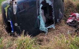 Caroneira fica presa às ferragens em capotamento na BR-163