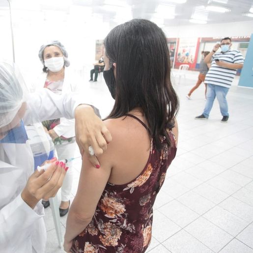 MP apura se fila da vacinação foi furada em pelo menos 12 estados brasileiros