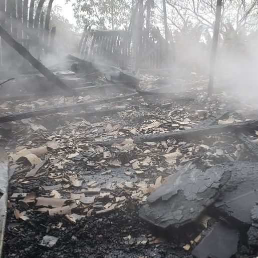 Incêndio destroi casa às margens da SC-163