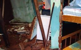 Casal com seis filhos precisa de ajuda após enxurrada invadir sua casa