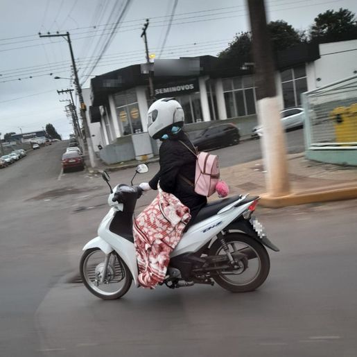 Para se proteger do frio, motociclista dirige com cobertor sobre as pernas em Chapecó