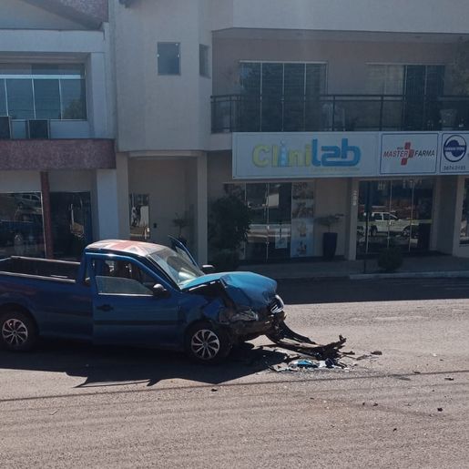 Colisão lateral deixa três pessoas feridas no centro de Mondaí