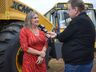 Administração municipal entrega rolo compactador para Secretaria de Agricultura