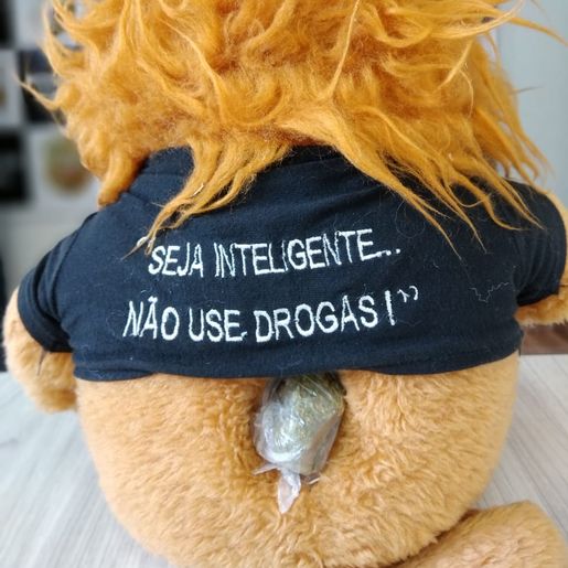 VÍDEO: Traficantes que escondiam drogas em urso do Proerd são presos 