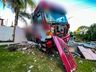 Caminhão derruba postes e invade pátio de residência em São Miguel do Oeste