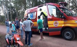 Motociclista tem suspeita de fratura ao cair em bueiro no interior