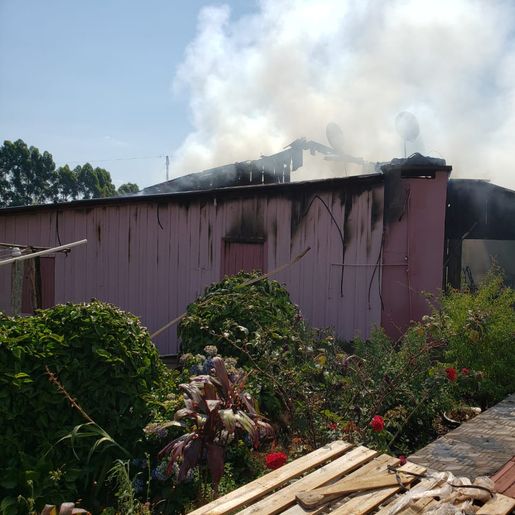 Residência em bairro de Iporã do Oeste é destruída pelo fogo