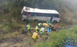 Acidente entre ônibus e caminhão deixa 17 vítimas na BR-282 em Nova Erechim