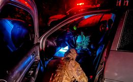 Com cocaína no tênis, dupla é presa pela PM por tráfico de drogas na BR-282