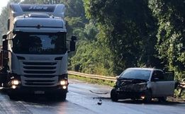 Após motorista perder o controle da direção, carro colide contra caminhão na BR-282