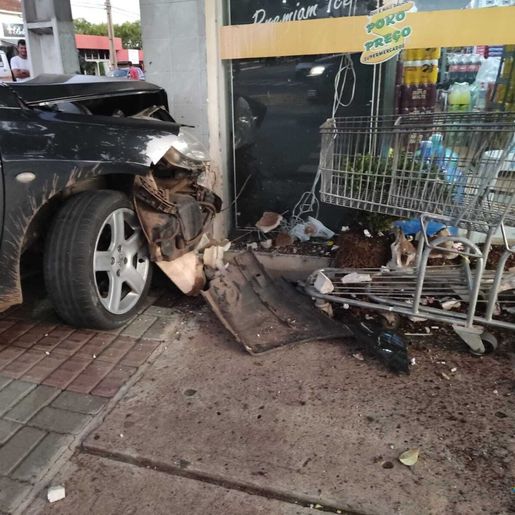 Motorista perde controle e colide contra mercado