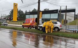 VÍDEO: Mulher fica ferida após carro bater em poste na Willy Barth