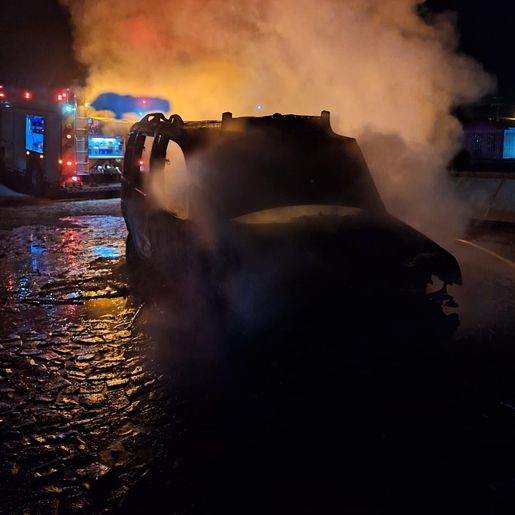 Veículo é destruído por incêndio em Princesa 
