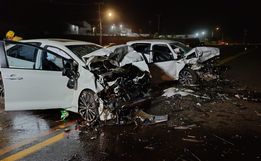 Colisão frontal na BR-282 deixa uma vítima fatal e quatro feridos, em Pinhalzinho