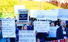 Servidores municipais fazem novo protesto na frente da prefeitura