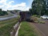 FOTOS: Caminhão sai da pista e tomba na BR 163 