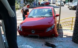 Idoso sofre mal súbito e colide em fachada de loja no centro 