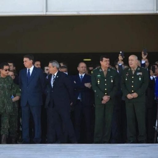 Bolsonaro e ministros assistem a desfile de tanques em Brasília