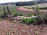 Moradores denunciam lixo jogado por outras pessoas na entrada da propriedade