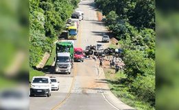 Colisão entre carreta e caminhão deixa ferido grave na BR-163