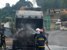 VÍDEO: Caminhão pega fogo no centro da cidade 