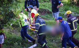 Motorista perde o controle da direção de carreta e cai em ribanceira na BR-282