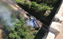 FOTOS: Ônibus cai de viaduto e deixa 14 mortos em Minas Gerais