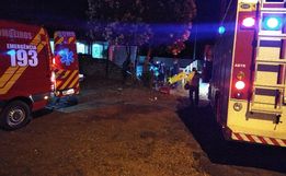 Motorista perde controle e Fusca colide em muro de casa