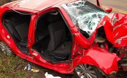Carro com 7 pessoas bate em árvore e deixa um morto na Serra de SC