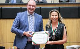Empresária de São João do Oeste é homenageada com comenda do Legislativo