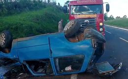 Capotamento deixa duas crianças e três adultos feridos na BR 280