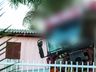 Caminhão derruba postes e invade pátio de residência em São Miguel do Oeste