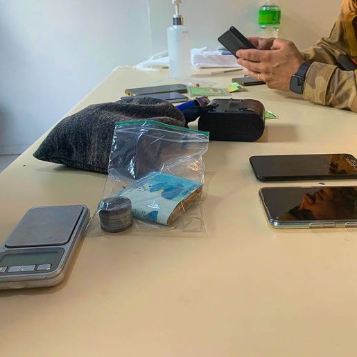 VÍDEO: Mulher é presa por suspeita de tráfico de drogas em SMOeste 