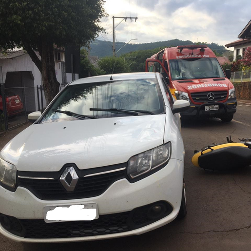 Acidente de trânsito deixa jovem ferida em Itapiranga