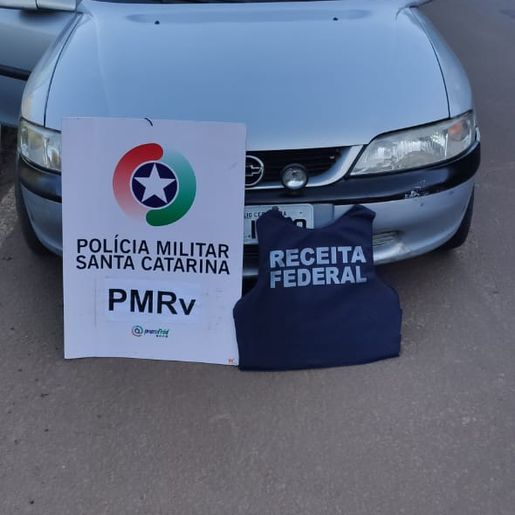 Homem tenta fugir da polícia com carro furtado 