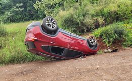 Carro capota ao sair da pista no interior de Itapiranga