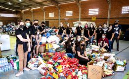 Vereadores mirins entregam alimentos e roupas a atingidos por tornado