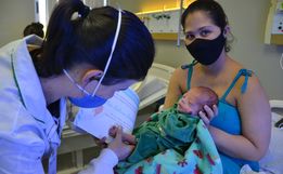 Hospital comemora alta de bebê prematuro após 77 dias na UTI