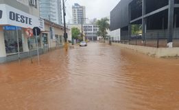 Chuvas alagam ruas e destelham casas em SC em meio ao alerta de ciclone extratropical