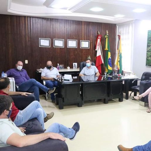 Deputado destina quase meio milhão de reais para pavimentação e aquisição de ônibus