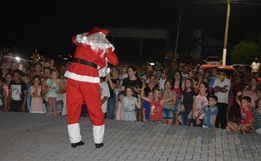 Chegada do Papai Noel encerra festividades natalinas em Saltinho 