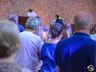 Com igreja cheia, fiéis acompanham celebração de Finados do lado de fora